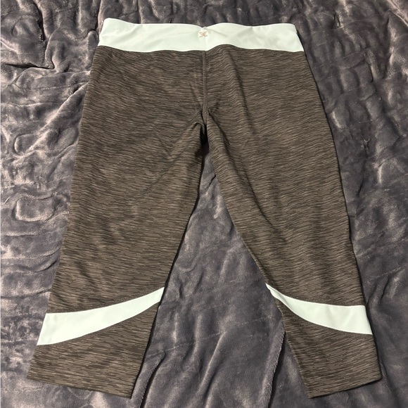 Xersion Grey Patterned Capris with Aqua Waistband - Picture 2 of 3